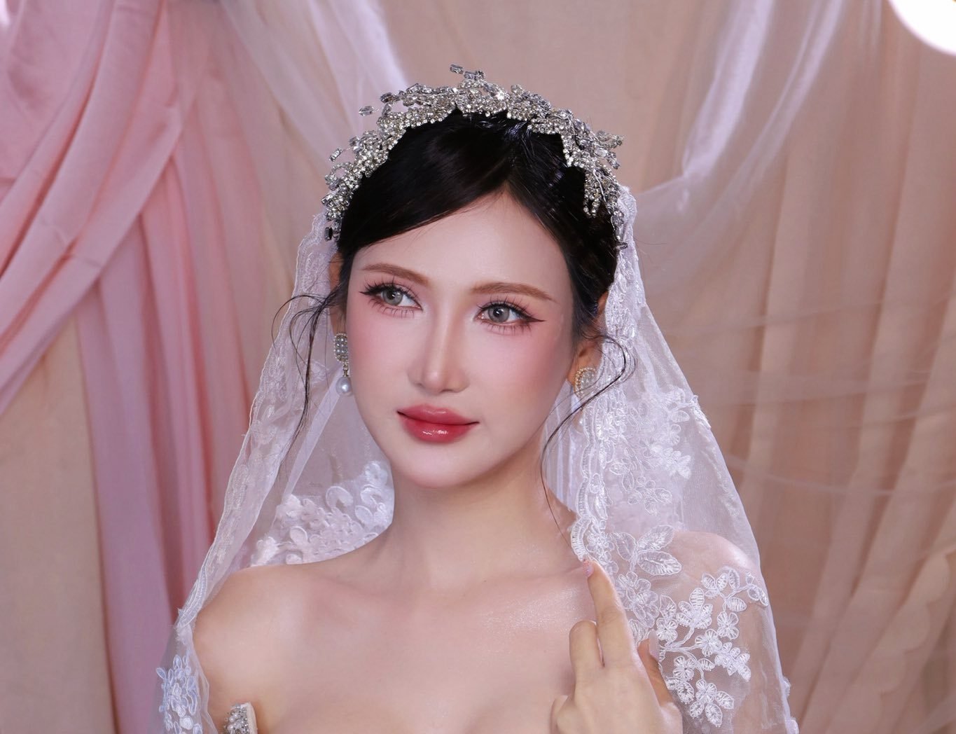On-site bridal makeup service at luxury Da Nang hotel or villa