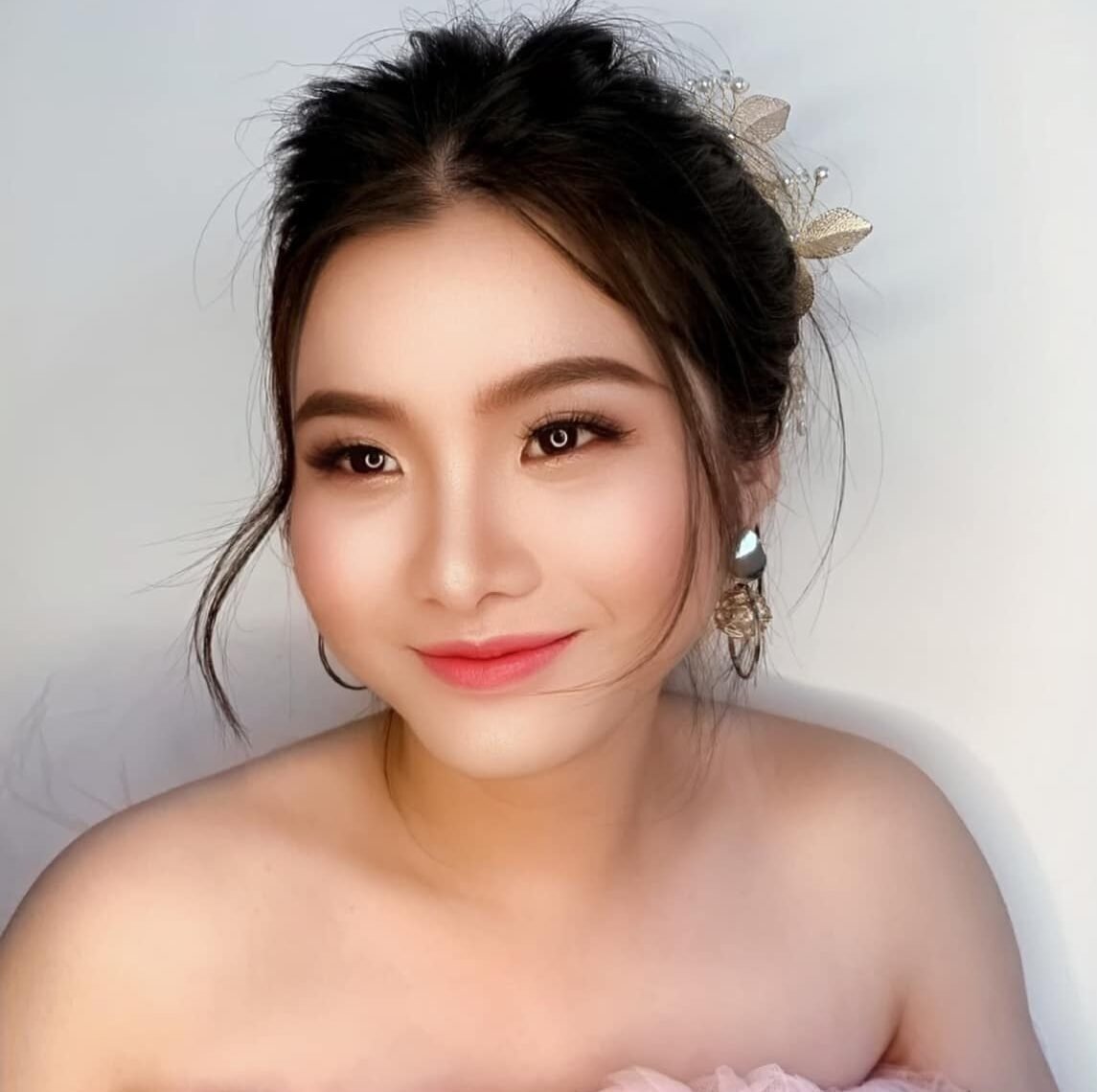 Natural makeup for a Hoi An resort guest