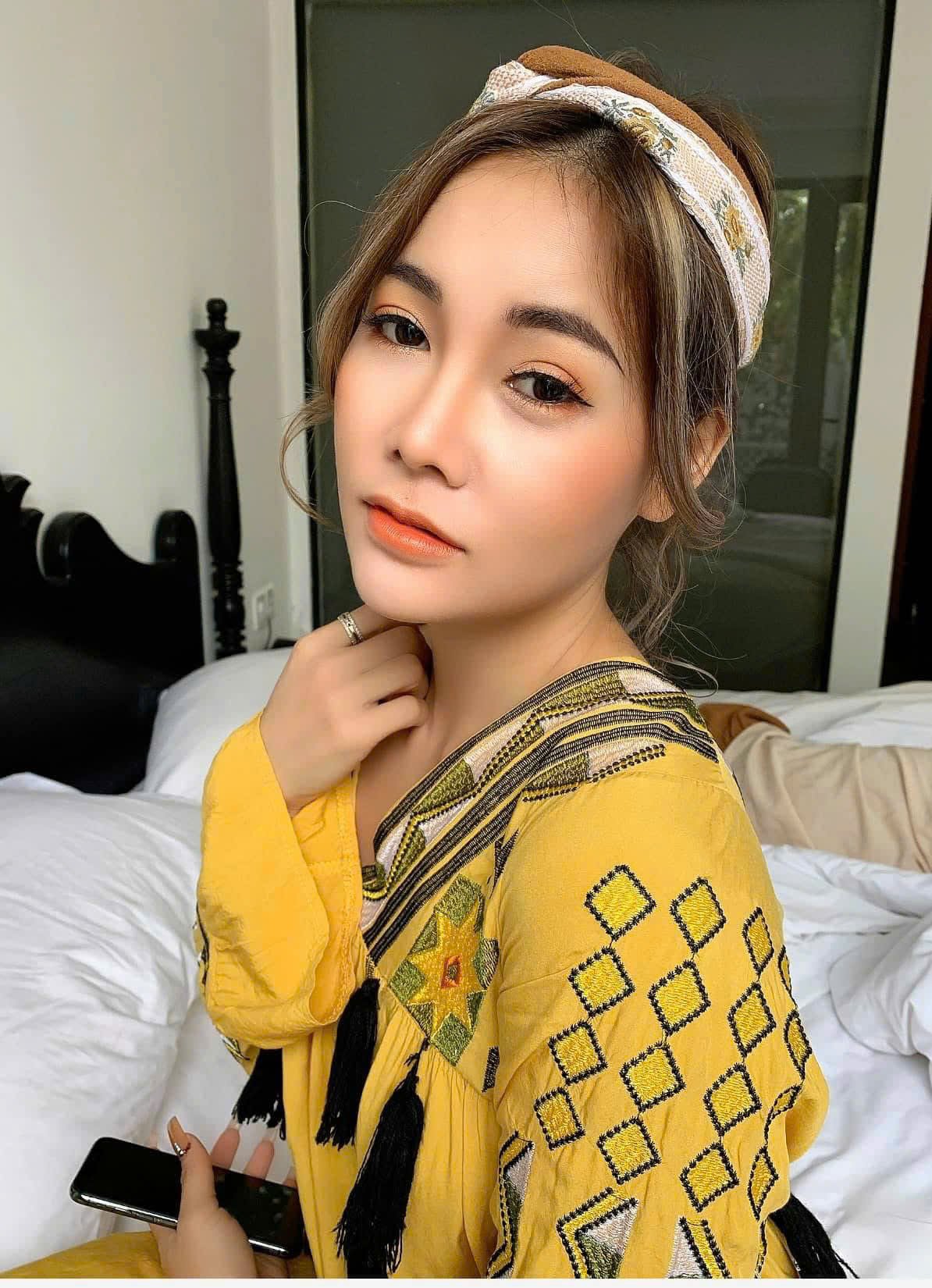 Resort photoshoot makeup for family or couple in Da Nang