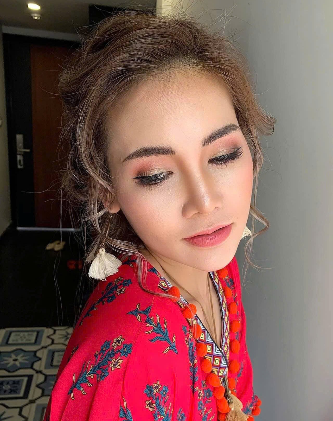 Natural photoshoot makeup Da Nang for resort guest