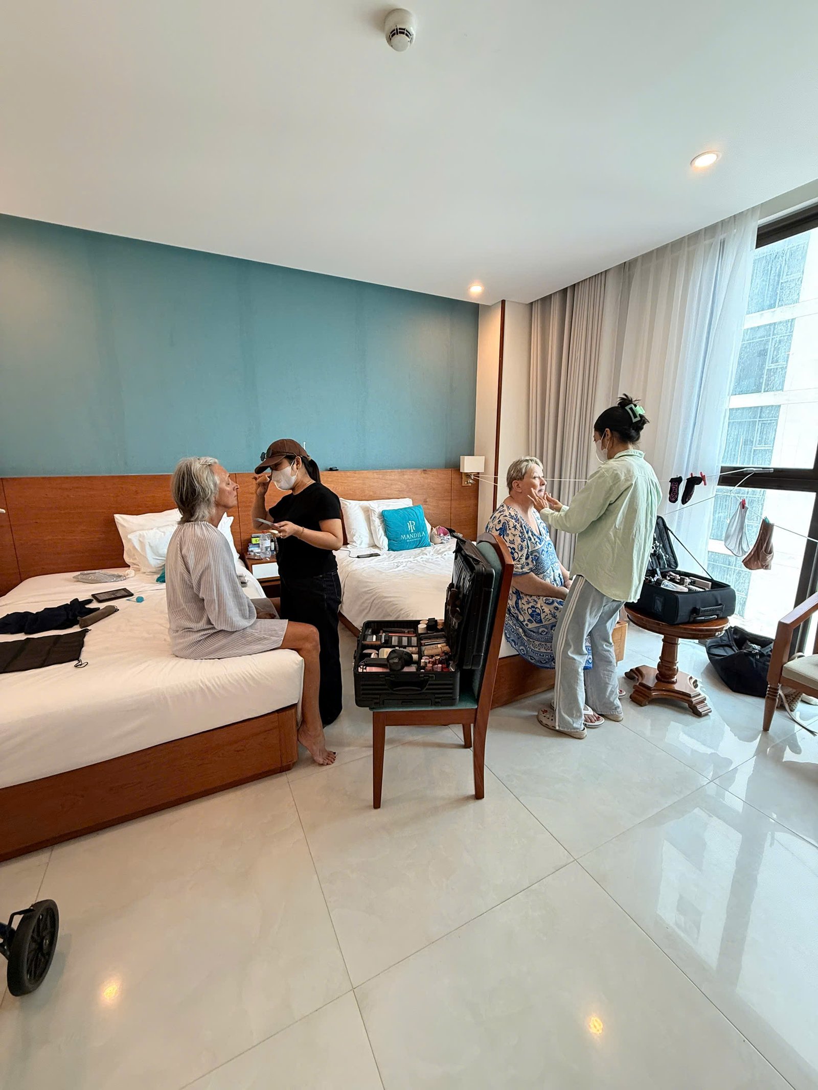 Half-up hair and makeup for Da Nang resort evening